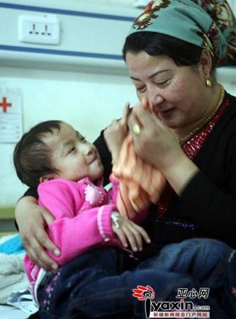 维族夫妇卖房为汉族弃婴治病 5年不离不弃